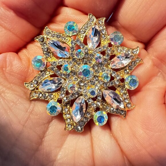Sparkling Rhinestone Snowflake Brooch in Gold Tone Holiday Christmas Pin Jewelry - Picture 5 of 5